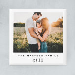 Íman Foto da família minimalista e moderna<br><div class="desc">Este simples e moderno ímã de fotos da família apresenta um lugar para você adicionar seus nomes e uma foto primária,  juntamente com o ano,  em uma bela tipografia da máquina de escrever. O presente minimalista perfeito para qualquer membro da família nesta época festiva!</div>