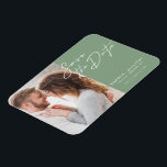 Íman Foto da Tipografia Moderna Simples Salva A Data<br><div class="desc">Design elegante e moderno apresenta um script de tipografia Salvar a data e sua foto favorita contra um fundo verde sábio. Ideal para anunciar seu próximo casamento de uma forma moderna e minimalista. Personalize facilmente detalhes importantes e sua melhor foto de escolha.</div>