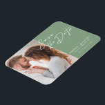Íman Foto da Tipografia Moderna Simples Salva A Data<br><div class="desc">Design elegante e moderno apresenta um script de tipografia Salvar a data e sua foto favorita contra um fundo verde sábio. Ideal para anunciar seu próximo casamento de uma forma moderna e minimalista. Personalize facilmente detalhes importantes e sua melhor foto de escolha.</div>