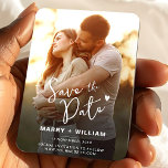 Íman Foto de casal bonitinha e minimalista elegante sal<br><div class="desc">Foto elegante para casamento, salve o anúncio da data. Você pode facilmente substituir sua foto ao salvar a data do cartão magnético. O convite para o casamento do noivado, cartão com fotos Magnets. Cartão de evento de orçamento para memórias. Cartão de noivado simples e moderno. Quer este design em uma...</div>