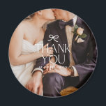 Íman Foto de Casamento com Laço Coquette de Agradecimen<br><div class="desc">Mostre sua gratidão da maneira mais elegante com o Ímã de Foto de Casamento com Laço Coquette de Agradecimento. Este ímã chic e sofisticado apresenta uma bela foto de casamento de você e seu parceiro, combinada com uma doce mensagem de "Obrigado" e um delicado design de laço coquette. É uma...</div>