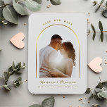 Íman Foto De Casamento De Quadro Arranjado Dourado Salv<br><div class="desc">Design apresenta um quadro maravilhoso de ouro arquivado para a sua melhor Foto para Salvar nossa Data, com um roteiro de caligrafia fino, contra um fundo de cor de creme de casamento. Personalizar facilmente com nomes, data e local de escolha. Ideal para qualquer tema de casamento moderno em qualquer estação....</div>