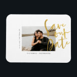 Íman Foto De Casamento Dourado Moderno Salvar A Data<br><div class="desc">O design apresenta sua foto incrível com a frase Salvar a data em um script dourado moderno.  Personalize facilmente com informações importantes de escolha.  Irá elogiar qualquer tema moderno de casamento,  e qualquer estação.</div>