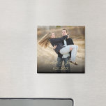 Íman Foto de Casamento Elegante de Caligrafia Dourada<br><div class="desc">Ajude seus convidados a se lembrarem de seu dia especial com um favor de casamento com íman fotográfico gravado com seu nome e data de casamento. É fácil personalizar. Se precisar de ajuda com o design ou itens correspondentes,  envie um email para Brandi@photobooksbybrandi.com</div>