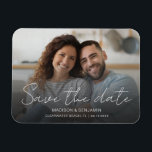 Íman Foto de Engajamento de Casamento Personalizada par<br><div class="desc">Ímãs personalizados de 3" x 4" para "Save the date" de casamento com foto apresentam sua foto de engajamento horizontal favorita sobreposta com "Save The Date" em bela caligrafia e seus primeiros nomes ou primeiro e último nomes, o destino do seu casamento e a data em tipografia moderna simples. Personalize...</div>