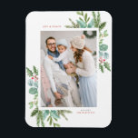 Íman Foto de Feriado de Folhagem de Natal Watercolor<br><div class="desc">Feliz feriado! Mande desejos de férias para a família e amigos com este ímã de férias verde. Apresenta a ilustração aquarela de colas,  agulhas de pinheiros e eucalipto e verde-d'água com tipografia clássica. Personalize apresentando sua foto favorita e adicionando nomes e mensagens. Itens correspondentes estão disponíveis.</div>