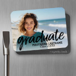 Íman Foto de Graduação de Tendy com Letra Brugada<br><div class="desc">Adicione 2020,  2021 ou qualquer ano a esta design. Isto pode ser usado para qualquer formando ou reunião - segundo grau,  faculdade,  escola de formando,  enfermagem,  escola de medicina ou mesmo escola de comércio.</div>