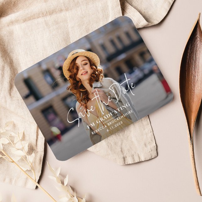 Íman Foto de Gradução Save the Date 2026 (Graduation Photo Script Save the Date Announcement)