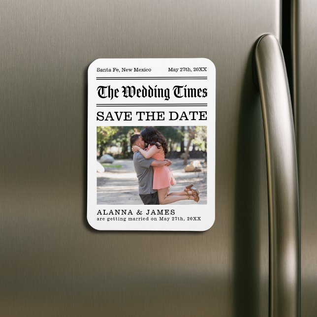 Íman Foto de Jornal Antigo para Salvar a Data (“The Wedding Times” newspaper-style Save the Date magnet featuring a romantic engagement photo.)