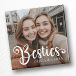 Íman Foto de melhores amigos nomes personalizados<br><div class="desc">Imã de geladeira com sua foto personalizada e o texto "Besties" com nomes personalizados abaixo.</div>