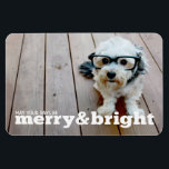 Íman Foto de Natal Horizontal feliz e Brilhante<br><div class="desc">Que seus dias sejam felizes e brilhantes. Uma figura de cheio de paisagem é incluída na frente. Um design de feriado simples e na moda que destaca suas fotos. Se tiver algum problema com as suas imagens ou texto, clique no botão personalizar e poderá mover as coisas e fazer alterações....</div>
