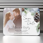 Íman Foto de pinheiro de neve com aquarela de inverno s<br><div class="desc">Foto de pinheiro de neve com aquarela de inverno,  salve o ímã editável de data. Pinhões de neve com pínus cones mudaram cores nórdicas de inverno</div>