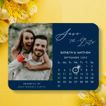 Íman Foto de Script Elegante Azul Moderno Salva a Data<br><div class="desc">Azul Moderno | Imagem legante de fundo do Ceruliano "Salvar a Data" com um Calendário Personalizado com uma bela Foto. Diga a sua família, amigos e colegas que você marcou uma data para sua celebração de casamento com este magnata elegante. Para mover o marcador Ring > clicar em azul ‘Personalizar’...</div>