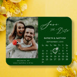 Íman Foto de Script Elegante Verde Moderno Salva a Data<br><div class="desc">Imagem Elegante do Script Elegante de Plano de Fundo Moderno ‘Salvar a Data’ com Calendário Personalizado com uma bela Foto. Diga a sua família, amigos e colegas que você marcou uma data para sua celebração de casamento com este magnata elegante. Para mover o marcador Ring > clicar em azul ‘Personalizar’...</div>