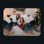 Íman Foto de Script Moderno Feliz Natal<br><div class="desc">Mande um pouco de alegria de Natal que pode continuar durante o ano em uma geladeira ou superfície magnética com o seu feliz Natal Moderno Imagem de Foto.</div>