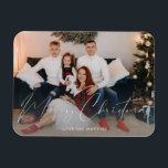 Íman Foto de Script Moderno Feliz Natal<br><div class="desc">Mande um pouco de alegria de Natal que pode continuar durante o ano em uma geladeira ou superfície magnética com o seu feliz Natal Moderno Imagem de Foto.</div>