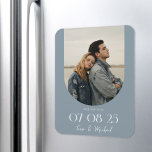 Íman Foto do Arco Moderno Boho Dusty Blue Salve a data<br><div class="desc">Casamento moderno salve o ímã de data com design chic elegante e estilo minimalista com sua foto em um quadro de arco.</div>