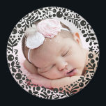 Íman Foto do bebê em quadro de Berry preto<br><div class="desc">Um círculo de bagas florais bonito e gráficas e folhas deliciosamente enquadram sua foto favorita de bebê para criar uma marca perfeita ou dar como presente aos pais e avós.</div>