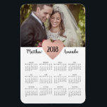 Íman Foto do calendário para o casamento de recém-casad<br><div class="desc">Imagem do Calendário Fotográfico com seus nomes e um coração de ouro. Excelente para o Natal de Newlyweds e para o favor de casamento.</div>