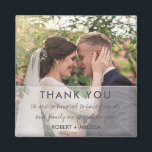 Íman Foto do Dia do Casamento Obrigado<br><div class="desc">Obrigado de casamento moderno,  seus ímãs com sua fotografia favorita do dia do casamento,  sua mensagem e nomes.</div>