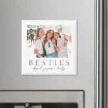 Íman Foto do melhor amigo do Elegant Besties<br><div class="desc">Este simples e elegante ímã de fotos quadradas inspirado em vassoura é uma bela maneira de celebrar a amizade durante as férias. A frente apresenta espaço para uma foto favorita, com "Besties" mostradas abaixo em uma fonte de serifa clássica, e texto de script suave para adicionar seus nomes ou uma...</div>