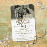 Íman Foto do recem casados 50º aniversário de casamento<br><div class="desc">Com delicado ouro de corações confetti. Personalize com sua foto especial e informações sobre o aniversário de 50 ouros em letras de ouro em chic. Projetado por Thisnotme©</div>