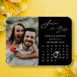 Íman Foto do Script Elegante Preto Moderno Salva a Data<br><div class="desc">Script Elegante preto moderno "Salve a Data" Magnet com Calendário Personalizado com uma bela Foto. Diga a sua família, amigos e colegas que você marcou uma data para sua celebração de casamento com este magnata elegante. Para mover o marcador Ring > clicar em azul ‘Personalizar’ > rolar para baixo >...</div>