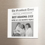 Íman Foto do título do jornal personalizado da melhor v<br><div class="desc">Transforme a geladeira em notícias de primeira página com este divertido e sincero imã do estilo jornal da Melhor Avó! Personalizado com seu nome e uma foto apreciada, este presente personalizado é um doce lembrete de que a vovó é sempre digna de manchete. Seja para o Dia das Mães, Dia...</div>