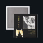Íman Foto Elegante, Champanhe De Casamento<br><div class="desc">Magneta de casamento. Um presente fotográfico elegante, elegante e moderno para o seu dia especial com óculos de champanhe dourados. Altere a foto de exemplo para tornar este um produto pessoal especial exclusivo para o seu evento. Design faseável e sofisticado (adequado para qualquer idade/evento). Todo texto, fonte e cor da...</div>