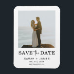 Íman Foto Mínima Elegante Moderno Salve A Data<br><div class="desc">Uma Imã salve a data simples,  mas elegante,  mostra uma foto na frente e no verso ao lado da design gráfica moderna que pode ser personalizada com todos os detalhes do seu casamento.</div>