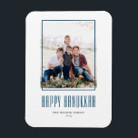 Íman Foto Moderna Feliz Hanukkah<br><div class="desc">Feliz Hanukkah! Mande Hanukkah desejar a família e amigos com esta foto personalizável do ímã Hanukkah. Apresenta tipografia moderna e uma simples imagem. Personalize adicionando nomes e uma foto. Este moderno íman Feliz Hanukkah está disponível em outros estoques de papelão.</div>