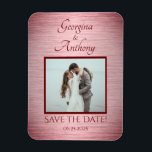 Íman Foto personalizada de casamento de rosa Dourado Gu<br><div class="desc">Ofereça aos seus amigos e entes queridos esta Imã salve a data especial de Foto de Casamento Personalizado Dourado com efeito legal de burgundy com metal escovado e um local para adicionar uma fotografia do casal de casamento! Criado sem filtro rosado para o caso de não desejar! Personalize-o com sua...</div>