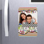 Íman Foto Personalizada Floral Moderna Colorida Monogra<br><div class="desc">Este moderno e brilhante design floral apresenta sua foto e monograma favoritos cercados por padrões florais,  de stripe e de pranchas de xadrez #fashion #magnets #cozinha #foto #adyourown #diy #doitself #office #work #photoógrafo #decor #onlineshopping #love #style #sale #compra #small business</div>