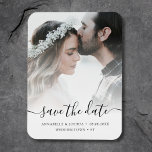 Íman Foto personalizada Salvar o casamento de data<br><div class="desc">Foto personalizada "salve a data" do imã de casamento com cobertura branca.</div>