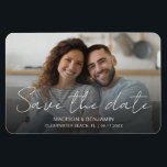 Íman Foto personalizada Salvar o Noivado de casamento d<br><div class="desc">Salve a data foto casamento 4" x 6" do cartão magnético com a sua foto de noivado horizontal favorita, sobreposta com "Salvar a data" em lindíssima caligrafia de script e seu primeiro ou primeiro e sobrenomes, o destino do seu casamento e a data na simples tipografia moderna. Personalize seu cartão...</div>