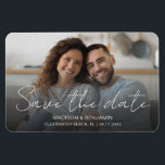 Íman Foto personalizada Salvar o Noivado de casamento d<br><div class="desc">Salve a data foto casamento 4" x 6" do cartão magnético com a sua foto de noivado horizontal favorita, sobreposta com "Salvar a data" em lindíssima caligrafia de script e seu primeiro ou primeiro e sobrenomes, o destino do seu casamento e a data na simples tipografia moderna. Personalize seu cartão...</div>