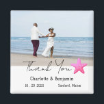 Íman Foto Personalizada: Starfish: Favor de Casamento d<br><div class="desc">Foto personalizada Starfish Praia Wedding Favor magnet apresenta estrelas, texto e modelo de foto de casal de casamento. Um presente perfeito para os teus convidados. Vai combinar com o tema do casamento como praia, tropical, costeira, Havaí ou casamento de destinos. Clique no botão personalizar para personalizá-lo com seu texto ou...</div>