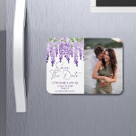 Íman Foto: Salvar A Data Casamento De Wisteria Watercol<br><div class="desc">Foto Salvar a data Watercolor Wisteria Casamento Salva a data Os magnetos apresentam elegantes flores de wisteria de aquarela em lilás macio, lavanda e roxo com verde em fundo branco com as informações Salvar a data abaixo, incluindo um código QR personalizado. Personalize editando o texto nas caixas de texto fornecidas...</div>