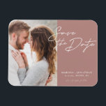 Íman Foto Simples De Script Moderno Salva O Casamento D<br><div class="desc">Design elegante e moderno apresenta um script de tipografia Salvar a data e sua foto favorita em um fundo de blush. Ideal para anunciar seu próximo casamento de uma forma moderna e minimalista. Personalize facilmente detalhes importantes e sua melhor foto de escolha.</div>