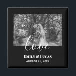 Íman Foto Simples Elegante de Casamento Personalizado B<br><div class="desc">Personalize sua foto de pré-casamento em um estilo preto e branco simples para fazer um design de na moda para seu dia especial. A design tem uma caligrafia branca moderna e textos modernos no lado inferior que podem ser personalizados de acordo com sua preferência. Visite minha coleção para obter itens...</div>