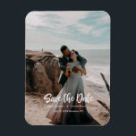 Íman Fotografia de Mão Salvar a Data<br><div class="desc">Cheio fotográfico com letra de design,  sinta que Salve o cartão Data perfeito para enviar seus amigos e família.</div>
