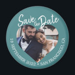 Íman Fotografia em Azul Esverdeado Moderno Salve a Data<br><div class="desc">Ímã de salvar a data com foto em tons de azul, com uma janela de foto em forma de coração, fundo azul profundo e texto em escrita manual em branco. Este design destaca a foto do seu noivado, apresentando claramente a data e o local do casamento em uma paleta de...</div>