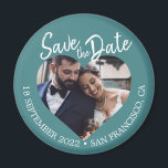 Íman Fotografia em Azul Esverdeado Moderno Salve a Data<br><div class="desc">Ímã de salvar a data com foto azul-petróleo moderno com uma janela de foto em forma de coração, fundo azul-petróleo profundo e texto em escrita manual em branco. Este design destaca sua foto de noivado, apresentando claramente a data e o local do casamento em uma paleta de cores ousada, porém...</div>