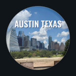 Íman Fotografia Skyline na Cidade de Austin do Texas<br><div class="desc">Este moderno ímã de Austin Texas apresenta belos céus azuis e nuvens sobre o horizonte da cidade. Todos os novos prédios contra as bonito árvores verdes que epitomizam a beleza do centro urbano e a natureza do lugar. Oferta de manutenção de viagem para um visitante ou uma Austinita local que...</div>