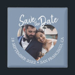 Íman Fotos Dusty Blue Fonte Moderna Save the Date<br><div class="desc">Ímã de salvar a data com letra moderna em azul empoeirado, apresentando uma janela de foto em forma de coração, fundo azul suave e título em letra manuscrita em branco. Este design exibe lindamente sua foto de noivado, apresentando claramente a data e o local do casamento em uma paleta de...</div>
