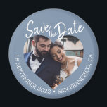 Íman Fotos em Azul Empoeirado Rótulo Moderno Salve a Da<br><div class="desc">Ímã de salvar a data com letra moderna em azul empoeirado, apresentando uma janela de foto em forma de coração, fundo azul suave e título em letra manuscrita em branco. Este design exibe lindamente sua foto de noivado, apresentando claramente a data e o local do casamento em uma paleta de...</div>