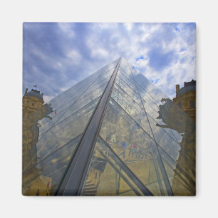 Íman França, Paris. Nuvens refletem no Louvre