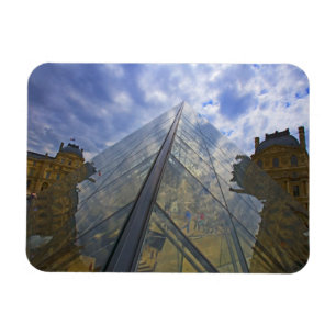 Íman França, Paris. Nuvens se refletem no Louvre