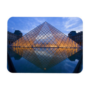 Íman França, Paris. O Louvre ao crepúsculo. Crédito