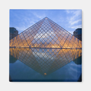 Íman França, Paris. O Louvre ao crepúsculo. Crédito